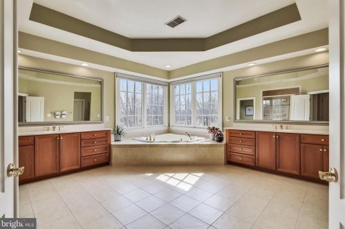 19228 Charandy Dr, Leesburg VA 20175-7215 exterior