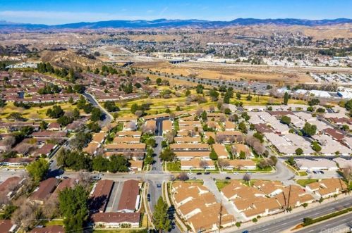 19032 Avenue Of The Oaks, Santa Clarita CA  91321-1444 exterior