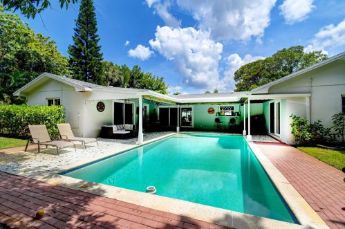 909 27th Ter, Boynton Beach FL  33435-7913 exterior