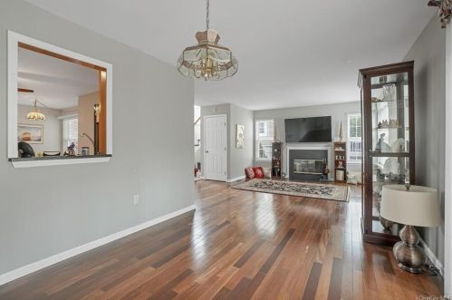 118 Hitching Post Ln, Yorktown Hgts NY  10598-2833 exterior