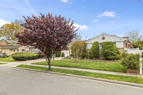2300 Baylis Ave, Floral Park NY  11003-2807 exterior