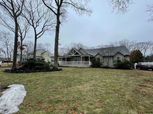4 Sorrento Ct, Miller Place, NY 11764-2651