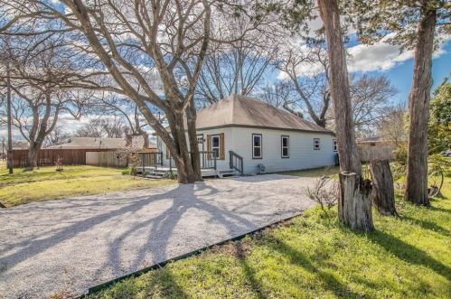 100 Levy St, Pilot Point, TX 76258-4439
