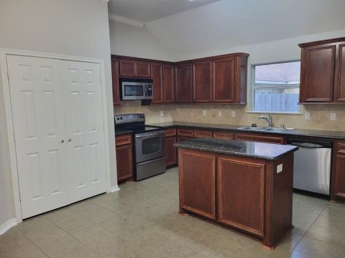 1411 Briar Cliff St, Conroe TX  77385-9742 exterior