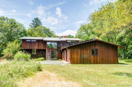 17 Dean St, Millis, MA 02054-1705