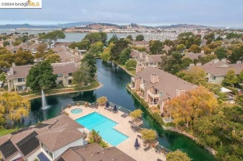 123 Lakeshore Ct, Richmond CA  94804-7422 exterior