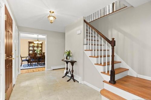 19 Great Brook Rd, Bridgeport, CT 06611-3991