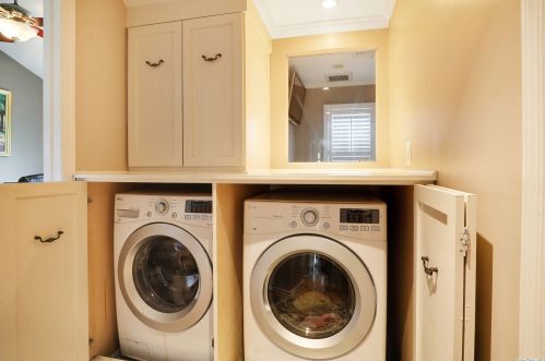 6 Hayuta Ct, Holtsville NY  11742-1206 exterior