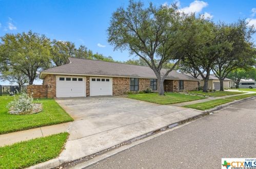 701 Charleston Dr, Victoria, TX 77904-3821