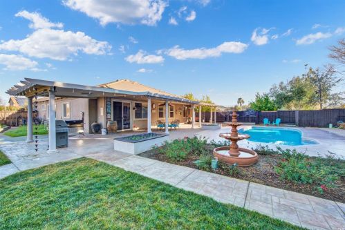 131 Feather Riv Cir, Vacaville CA 95688-8749 exterior