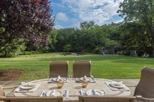 882 Silvermine Rd, New Canaan CT  06840-4332 exterior