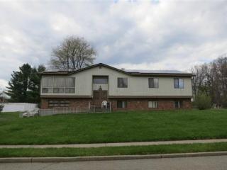 15 Valencia Dr, Chestnut Ridge, NY 10952-1729