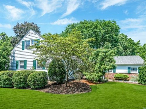 61 Riker Ave, Harrington Park, NJ 07640-1318