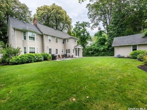 176 Overlook Ave, Great Neck, NY 11021-3831