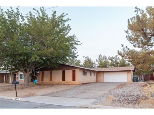 14213 Arrowhead Dr, Victorville, CA 92395-4403