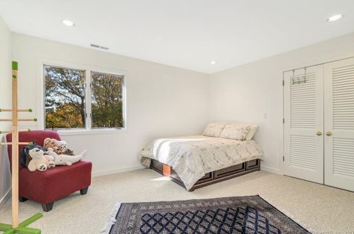 321 Blackberry Dr, Stamford CT  06903-1237 exterior