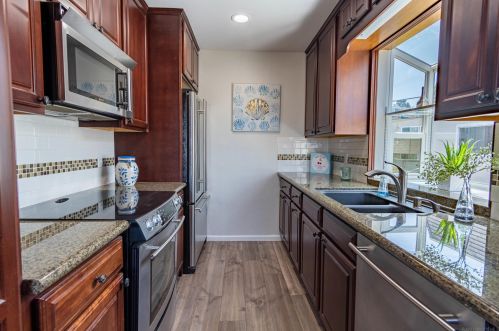 3023 Barnard St, San Diego, CA 92110-5617