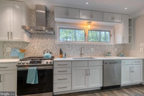 6318 Waterway Dr, Falls Church, VA 22044-1318