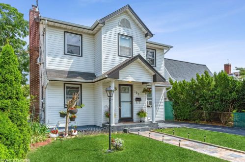 107 Stone St, Floral Park, NY 11003-1845