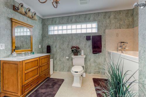 7440 Twin Sabal Dr, Hialeah FL  33014-2529 exterior