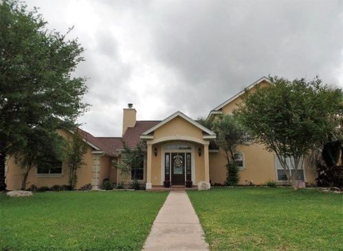 2129 Hackberry Dr, Uvalde TX  exterior