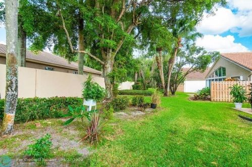 9796 Lemonwood Dr, Boynton Beach FL  33437-5452 exterior