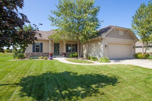 1346 Bluebird Dr, Oconomowoc, WI 53066-2393