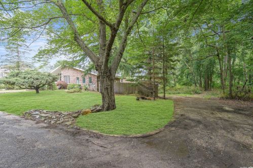 195 Franklin Rd, Oakdale NY  11769-2243 exterior