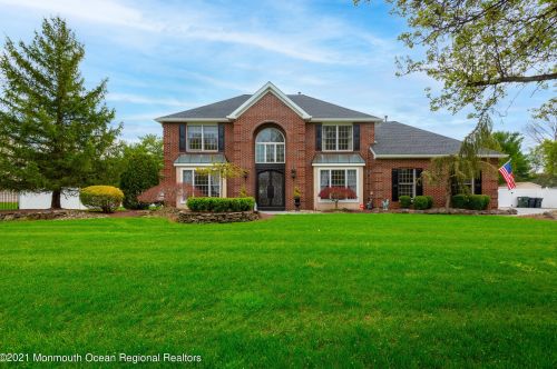 7 Horse Shoe Ln, East Freehold, NJ 07728-8066