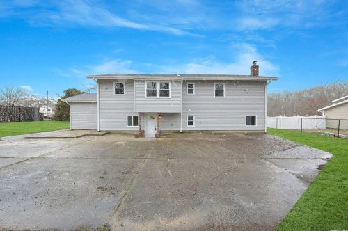 9 Brookwood Dr, Wheatley Heights NY  11798-1005 exterior