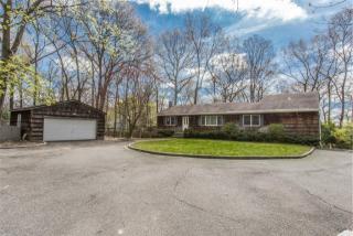 29 Fairview St, Smithtown, NY 11787-3827