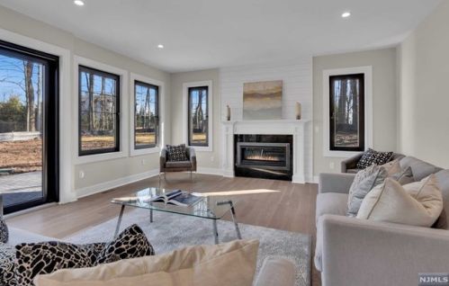 39 Pinehill Dr, Upper Saddle River NJ  07458-1927 exterior