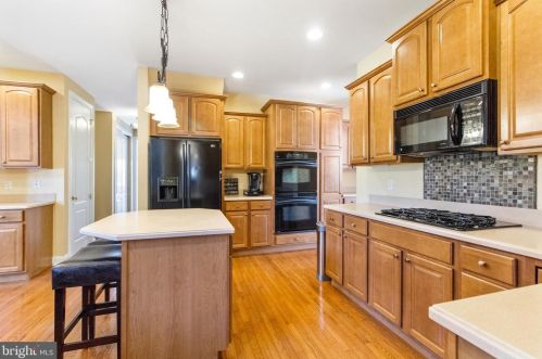 6 Nicole Ct, Swedesboro NJ  08085-3448 exterior