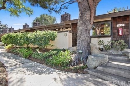 3667 Country Club Dr, Long Beach, CA 90807-3870