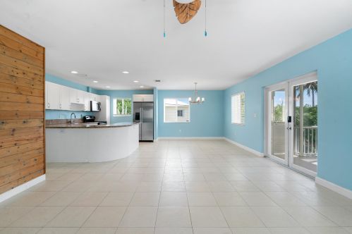 40 Florida Dr, Key Largo, FL 33037-2569