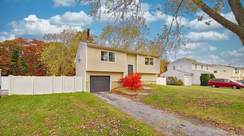 493 Greenbelt Pkwy, Holtsville, NY 11742-2229