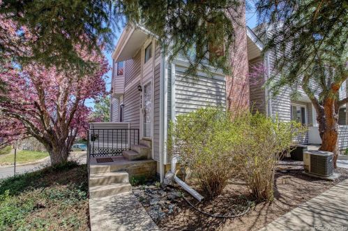 212 Nome St, Denver CO 80014-1850 exterior