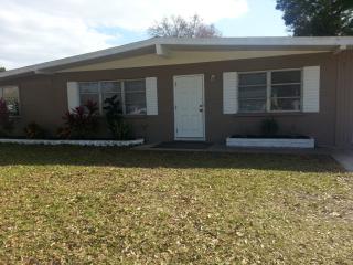 3356 Bay St, Sarasota, FL 34237-8304