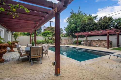 6635 Matilija Ave, Van Nuys CA 91402-5430 exterior