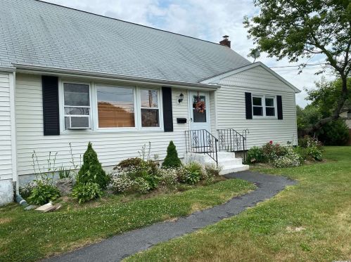73 Maddox Ave, Islip Manor, NY 11751-2905