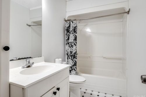 812 Larkfield Rd, Elwood NY  11731-6503 exterior