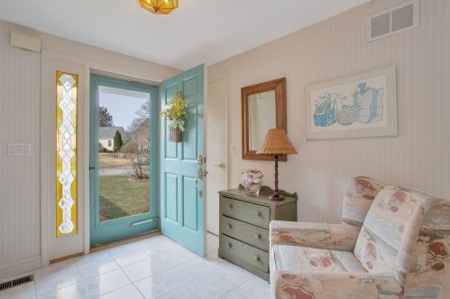 5 Elizabeth Cir, Mashpee, MA 02649-2295