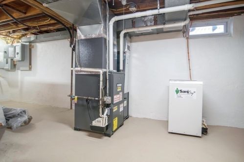 1110 Amostown Rd, West Springfield MA  01089-4309 exterior