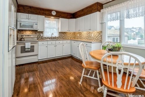 16 Stuart Ave, Amityville NY  11701-4226 exterior