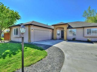 901 Woodbury Dr, Meridian ID  83646-3139 exterior