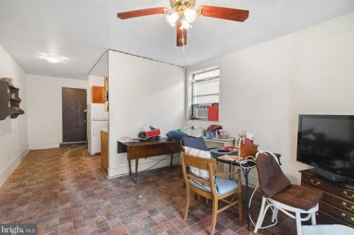 210 Carpenter St, Philadelphia PA 19146-2516 exterior