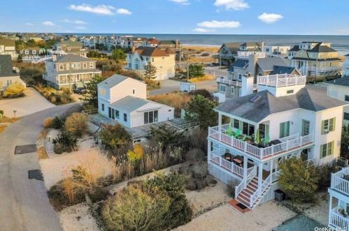 9 Dune Ln, West Hampton Beach, NY 11978-2909