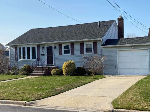 42 Marine Ave, North Lindenhurst, NY 11757-6817