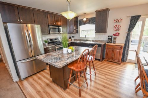 606 Briar Hill Dr, Waukesha, WI 53188-2750