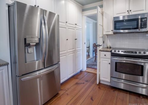 28 Caudatowa Dr, Ridgefield CT  06877-2309 exterior